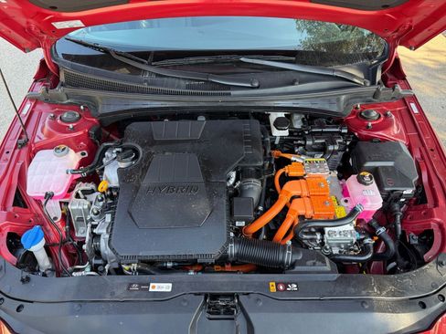 Used 2025 Hyundai Elantra Limited image 32