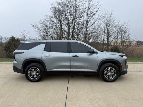 Used 2024 Chevrolet Traverse LS image 2