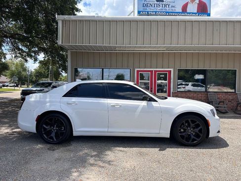 Used 2022 Chrysler 300 Touring w/ Sport Appearance Package RWD image 4