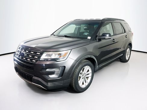 Used 2017 Ford Explorer XLT FWD image 3