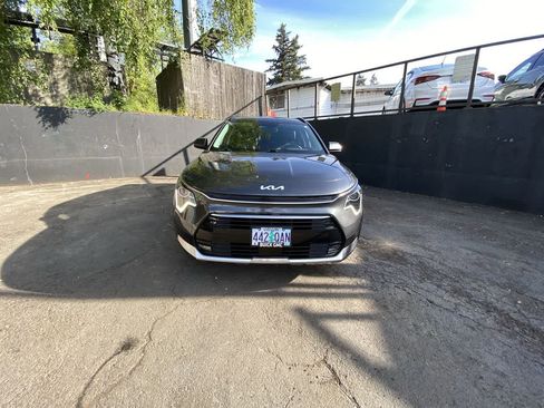Used 2023 Kia Niro EX Touring FWD image 9