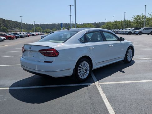 Used 2017 Volkswagen Passat 1.8T SE image 3