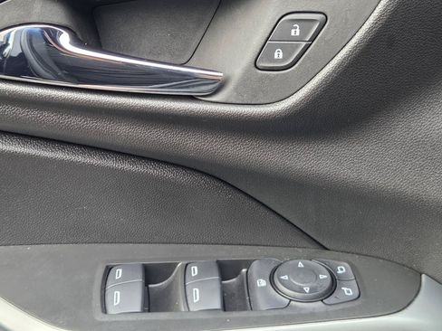 Used 2025 Chevrolet Trax RS FWD image 28