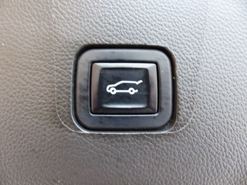 Used 2022 Chevrolet Traverse LT FWD image 36