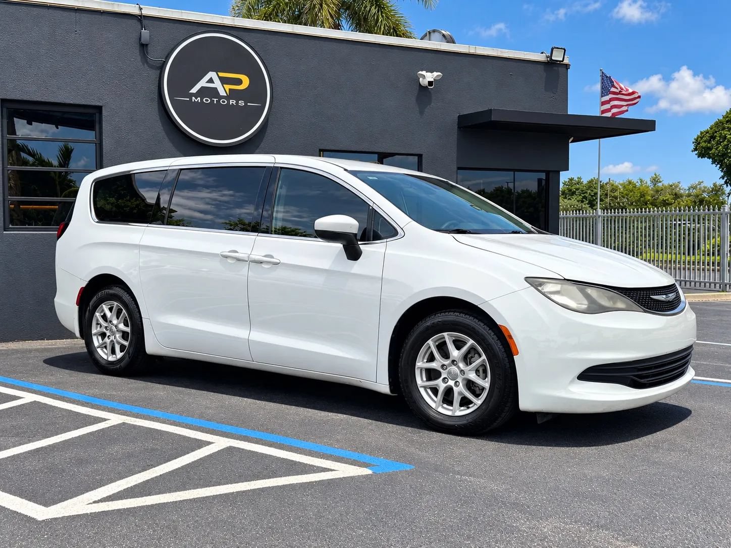 Used 2017 Chrysler Pacifica LX FWD image 5