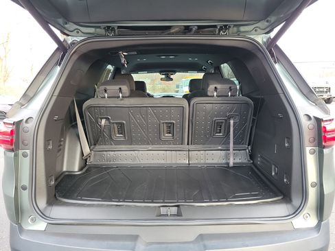 Used 2023 Chevrolet Traverse LT image 8