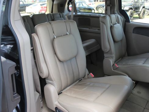 Used 2016 Chrysler Town & Country Touring w/ Driver Convenience Group image 23