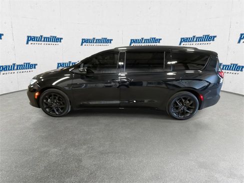Used 2023 Chrysler Pacifica Touring-L w/ S Appearance Package image 9