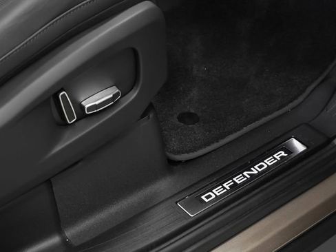 Used 2025 Land Rover Defender 110 image 20