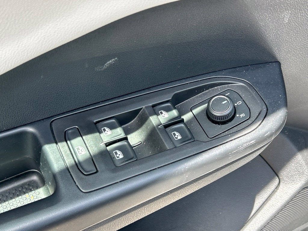 Certified 2025 Volkswagen Taos S FWD image 18