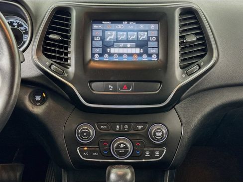Used 2019 Jeep Cherokee Latitude Plus w/ Comfort/Convenience Group AWD/4WD image 15
