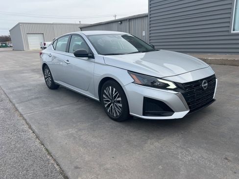 Used 2024 Nissan Altima 2.5 SV image 3