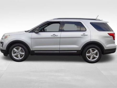 Used 2018 Ford Explorer XLT w/ Equipment Group 202A image 7