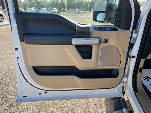 Used 2019 Ford F250 Lariat w/ Chrome Package image 13