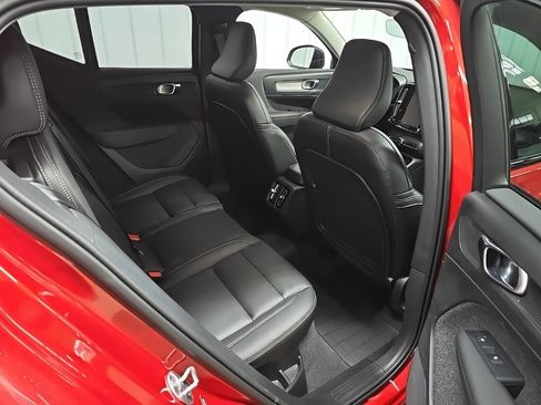 Used 2024 Volvo XC40 B5 Core image 18