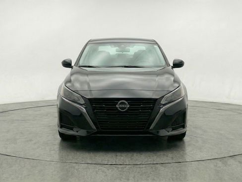 Used 2025 Nissan Altima 2.5 SV FWD image 2
