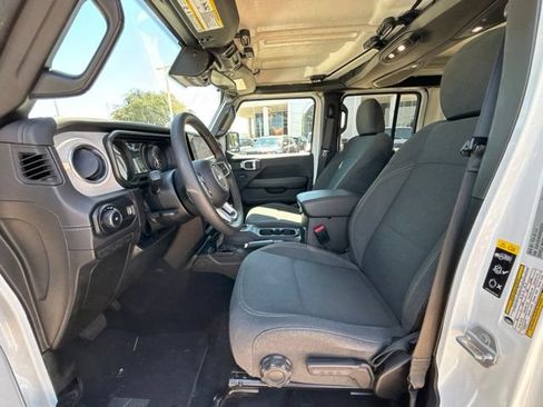 Used 2025 Jeep Wrangler Unlimited Sahara AWD/4WD image 10