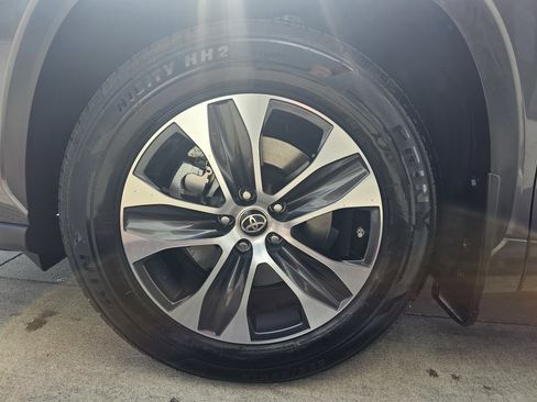 Used 2022 Toyota Highlander XLE image 10