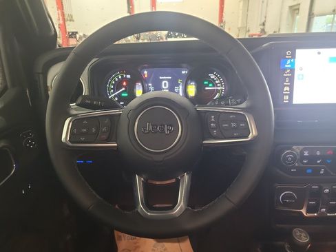 Used 2025 Jeep Wrangler Unlimited Sahara w/ Safety Group AWD/4WD image 28