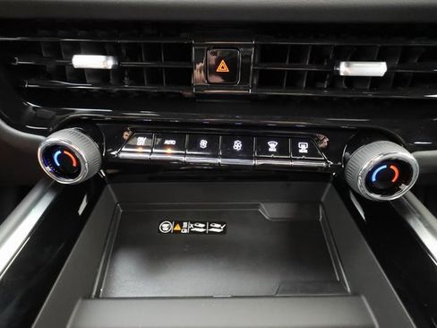 Used 2025 Chevrolet Suburban High Country image 18