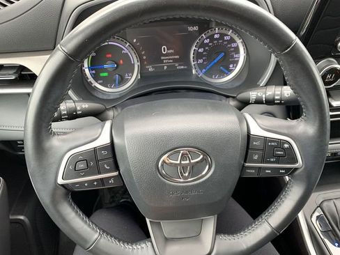 Used 2022 Toyota Highlander XLE image 19