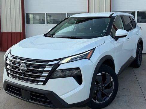 Used 2024 Nissan Rogue SV FWD image 3