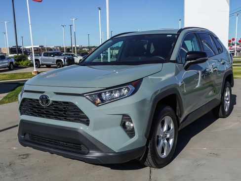 Certified 2021 Toyota RAV4 XLE w/ Convenience Package FWD image 4