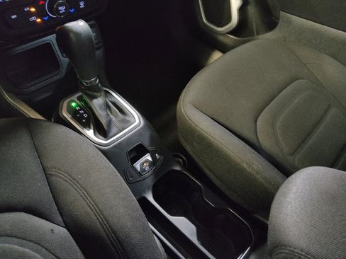 Used 2021 Jeep Renegade Latitude FWD image 26