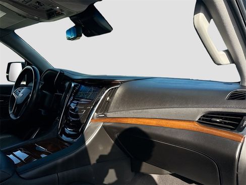 Used 2020 Cadillac Escalade Luxury image 34