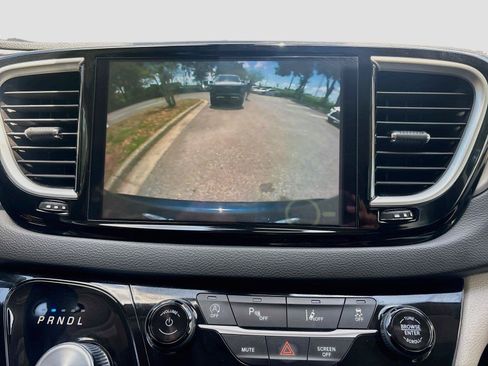 Used 2023 Chrysler Pacifica Touring-L FWD image 11