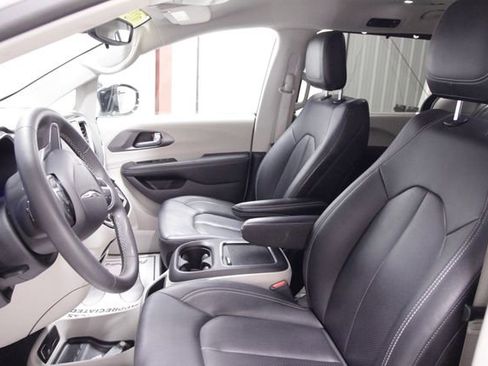 Used 2024 Chrysler Pacifica Touring-L image 13