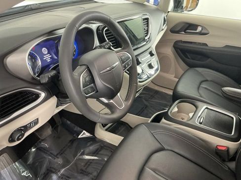 Used 2024 Chrysler Pacifica Touring-L image 38