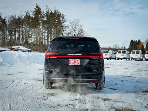New 2026 Chrysler Pacifica Select image 4