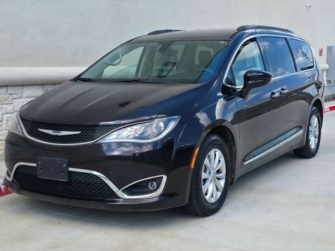 Used 2017 Chrysler Pacifica Touring-L FWD image 7