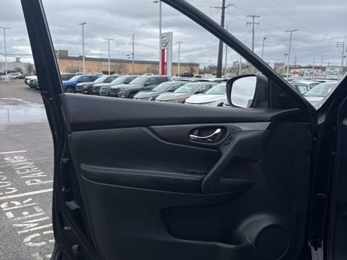 Used 2017 Nissan Rogue SV w/ Sun & Sound Touring Package image 10