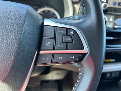 Used 2024 Toyota Highlander XLE FWD image 21