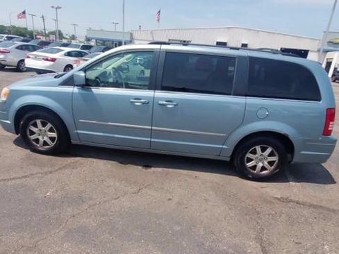 Used 2009 Chrysler Town & Country Touring FWD image 5