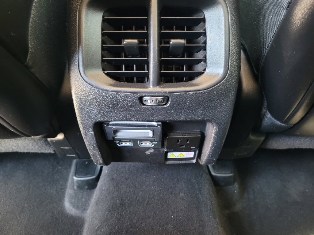 Used 2019 Jeep Cherokee Latitude Plus w/ Comfort/Convenience Group FWD image 16