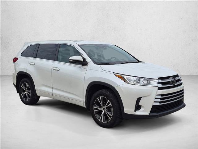 Used 2017 Toyota Highlander LE FWD image 3