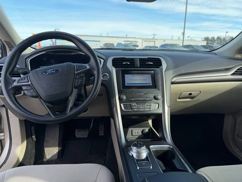 Used 2019 Ford Fusion SE image 8