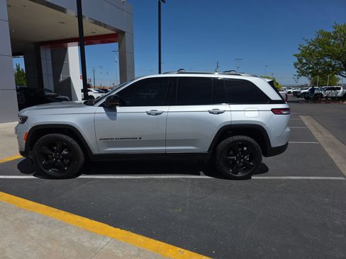 Used 2024 Jeep Grand Cherokee Altitude AWD/4WD image 1