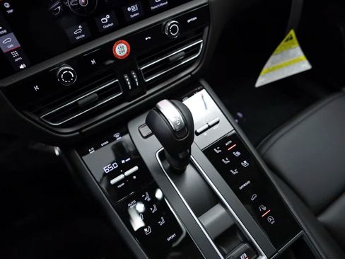 Certified 2026 Porsche Macan AWD/4WD image 27
