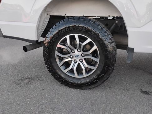 Used 2022 Ford F150 Lariat w/ Trailer Tow Package image 22