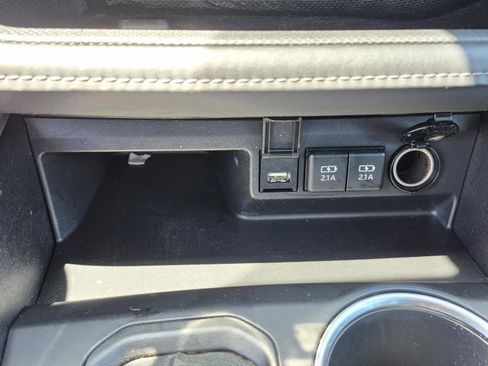 Used 2021 Toyota Highlander LE FWD image 27