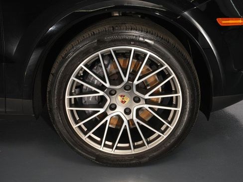 Used 2023 Porsche Cayenne Platinum Edition image 19