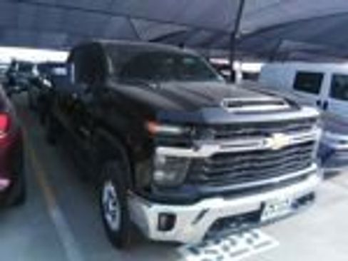 Used 2025 Chevrolet Silverado 2500 LT w/ Convenience Package image 3