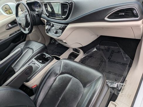 Used 2021 Chrysler Pacifica Touring-L w/ Uconnect Theater Family Group FWD image 19