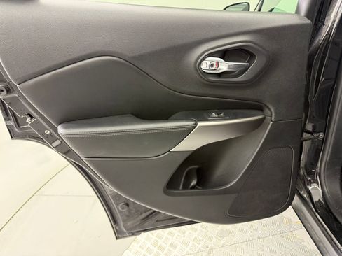 Used 2019 Jeep Cherokee Limited image 28