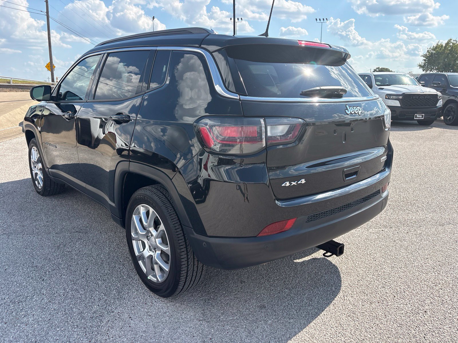 Used 2024 Jeep Compass Latitude w/ Sun and Sound Group AWD/4WD image 3