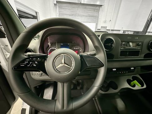 Used 2025 Mercedes-Benz Sprinter 2500 image 21